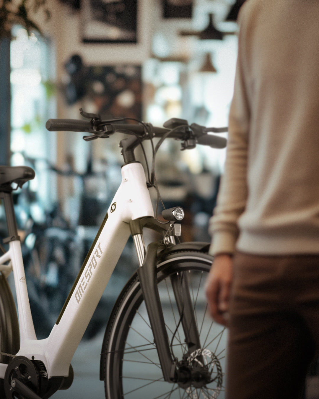 ONESPORT OT-07 WHITE– E-Bike Urbana con Motore BAFANG da 250W 36V, Batteria Rimovibile e Sospensione Regolabile